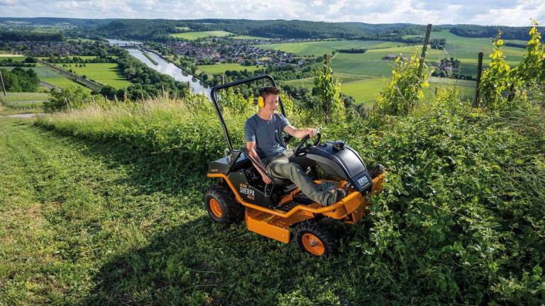AS 940 Sherpa 4WD XL High-grass ride-on mower for use on steep slopes