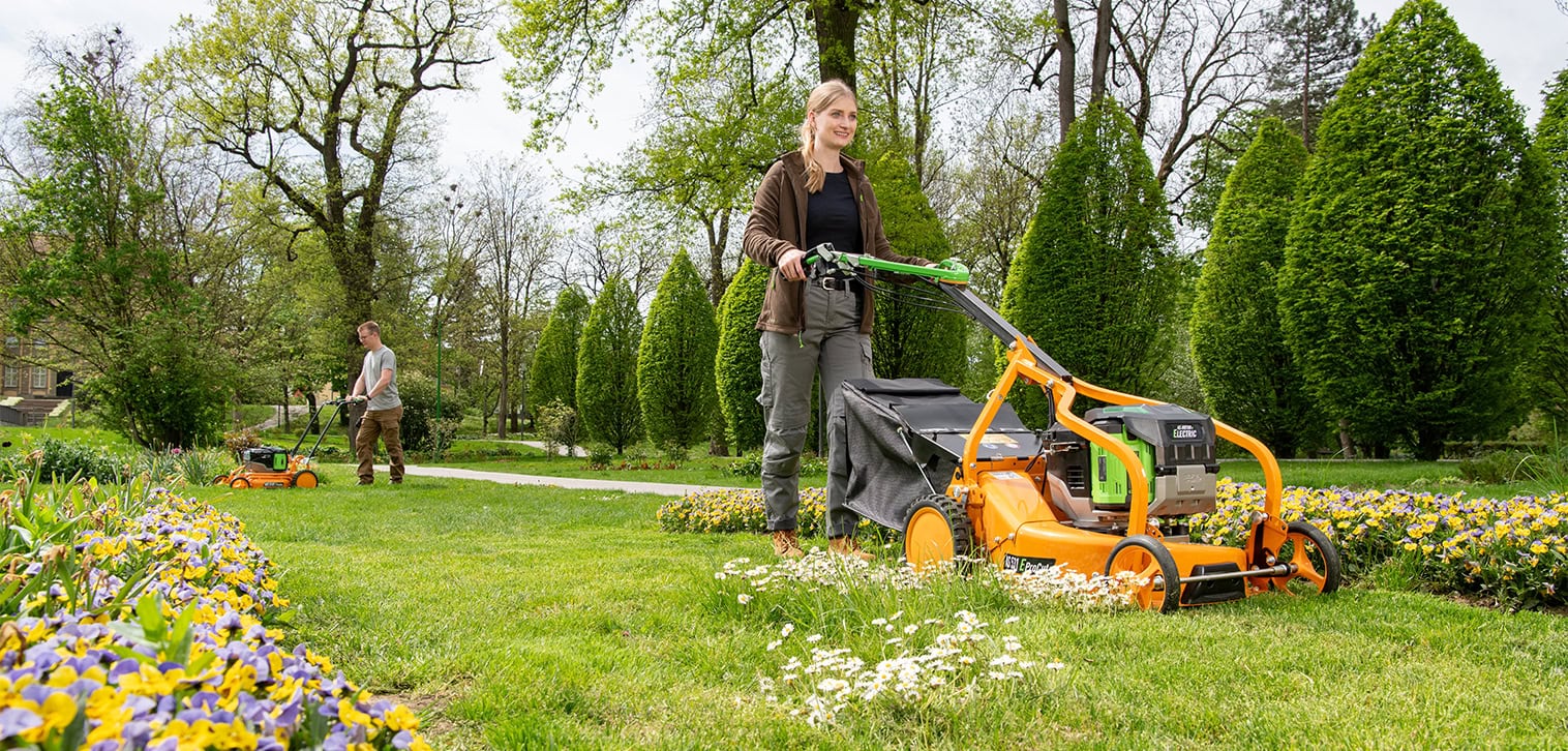 AS-Motor AS 535 E-ProCut model shown mowing high gras in a park