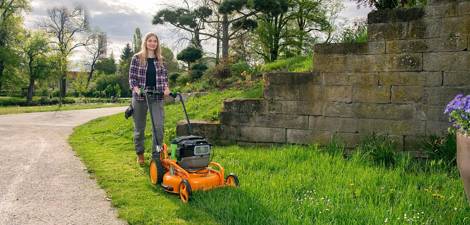 AS-Motor AS 510 E-ProClip A model shown mowing high gras in a park