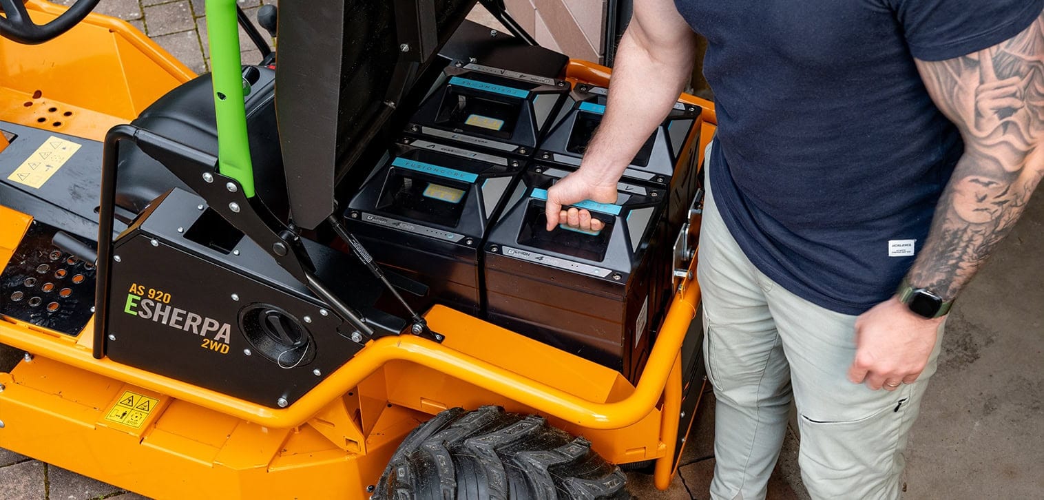 AS-motor AS 920 E-Sherpa 2WD changing fusioncore batteries