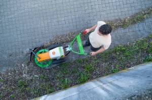 AS 60 E-WeedHex AP in action, brushing/removing weed on cobblestone